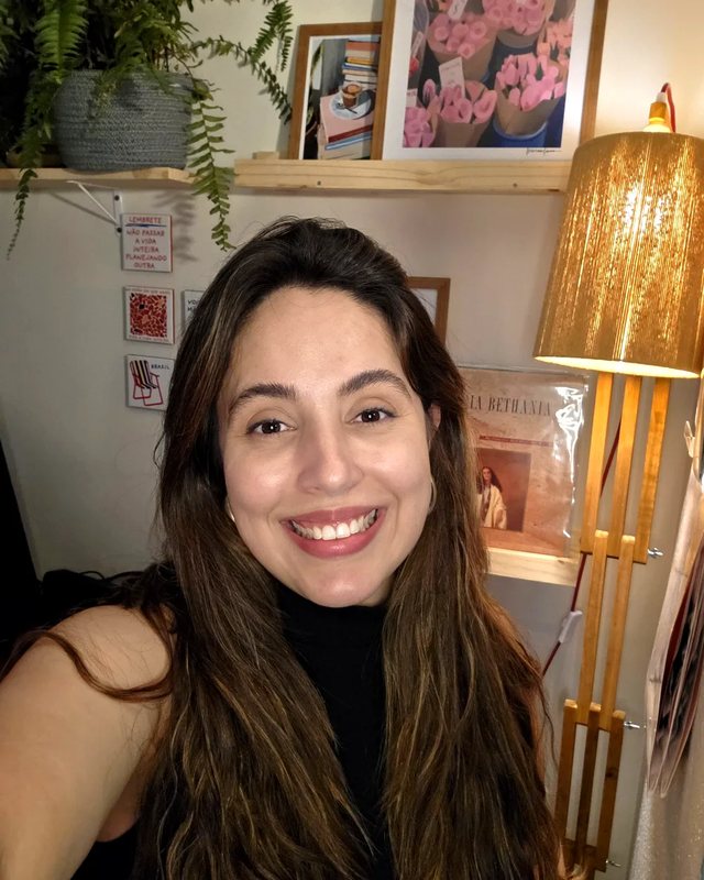 Carollyna Paula sorrindo em casa