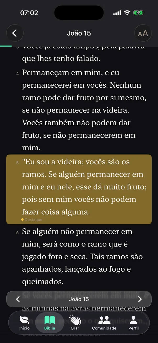 Leitor da Bíblia em João 15, com um versículo grifado